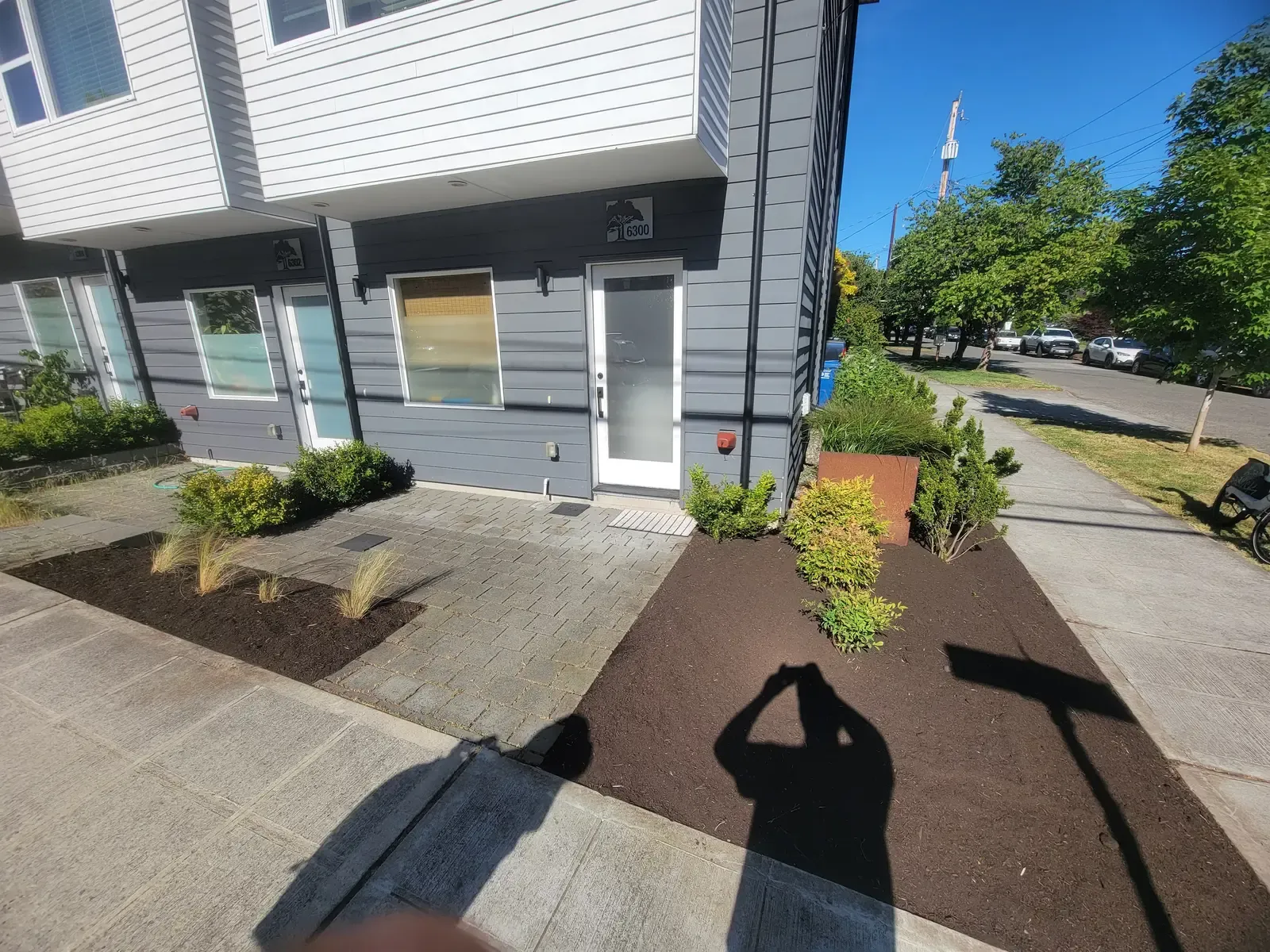 Close view of the finished entry beds, mulch worked around each shrub