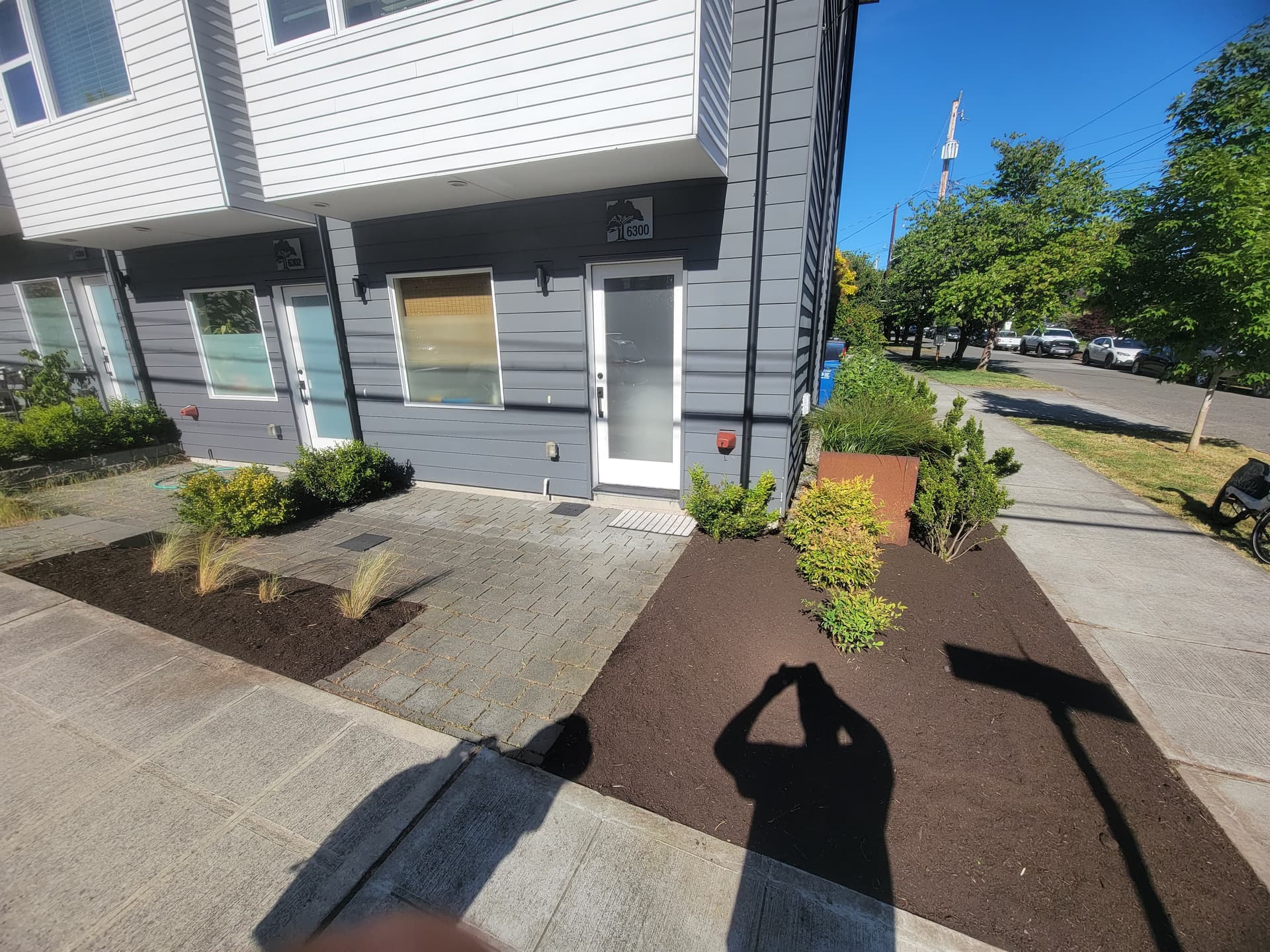Gallery photos for Townhouse Garden Cleanup and Fresh Mulch Install: Image #2
